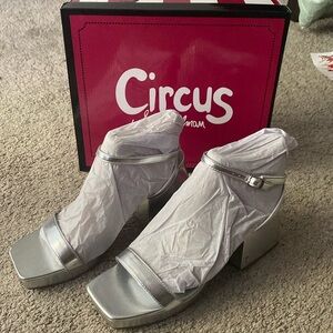 Thick heeled sandal. Patent leather